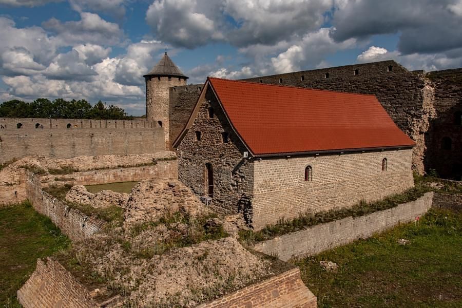 ЗАМКИ и КРЕПОСТИ ИНГЕРМАНЛАНДИИ